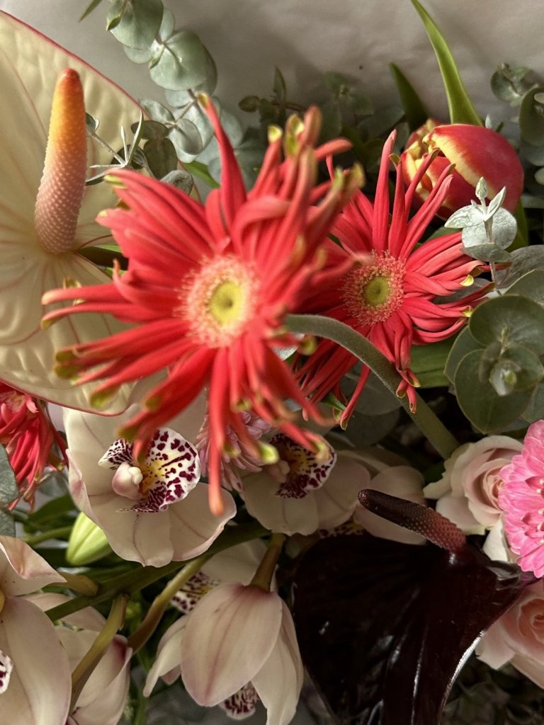 סידור פרחים לבחירת השוזר בסגנון האטלייה ממיטב פרחי היום