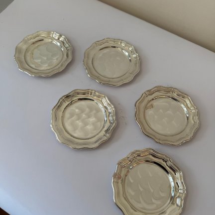 סט של 5 צלחות קינוח וינטג' בציפוי כסף – עם שוליים מעוטרים