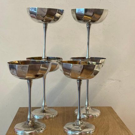 גביע כסף גבוה לקינוחים והגשה