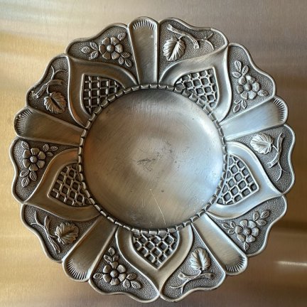 קערת מתכת על רגל בעבודת יד