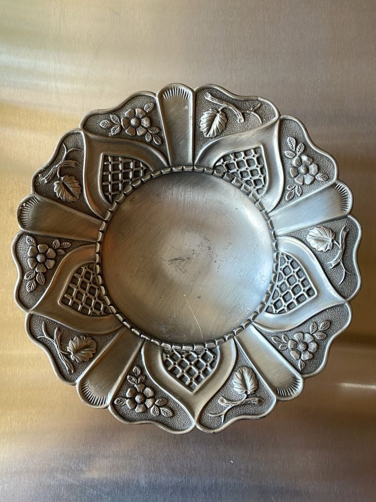 קערת מתכת על רגל בעבודת יד