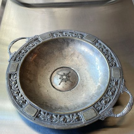 קערת מתכת עם ידיות בעבודת יד