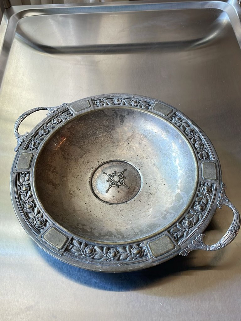 קערת מתכת עם ידיות בעבודת יד