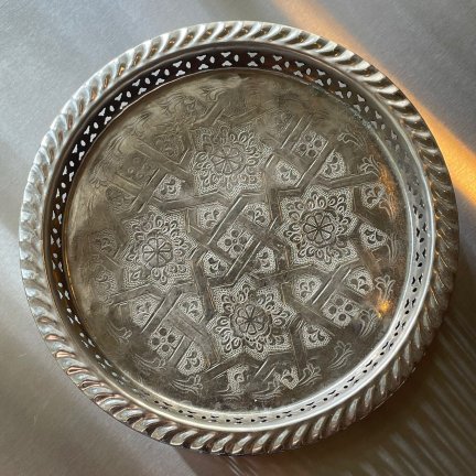 מגש מתכת מעוטר בעבודת יד