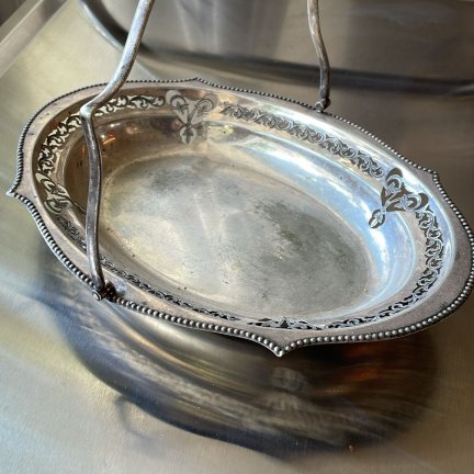 קערת מתכת אליפטית עם ידית מעוטרת