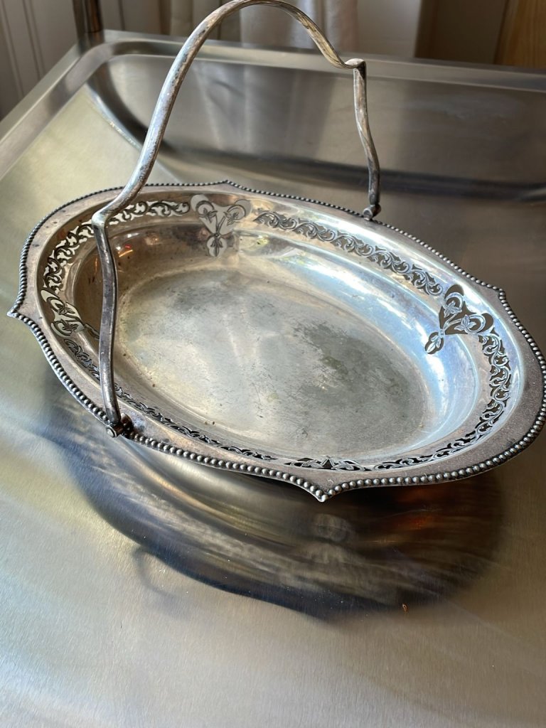 קערת מתכת אליפטית עם ידית מעוטרת