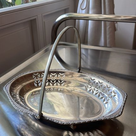 קערת מתכת מצופה כסף עם ידית נשיאה