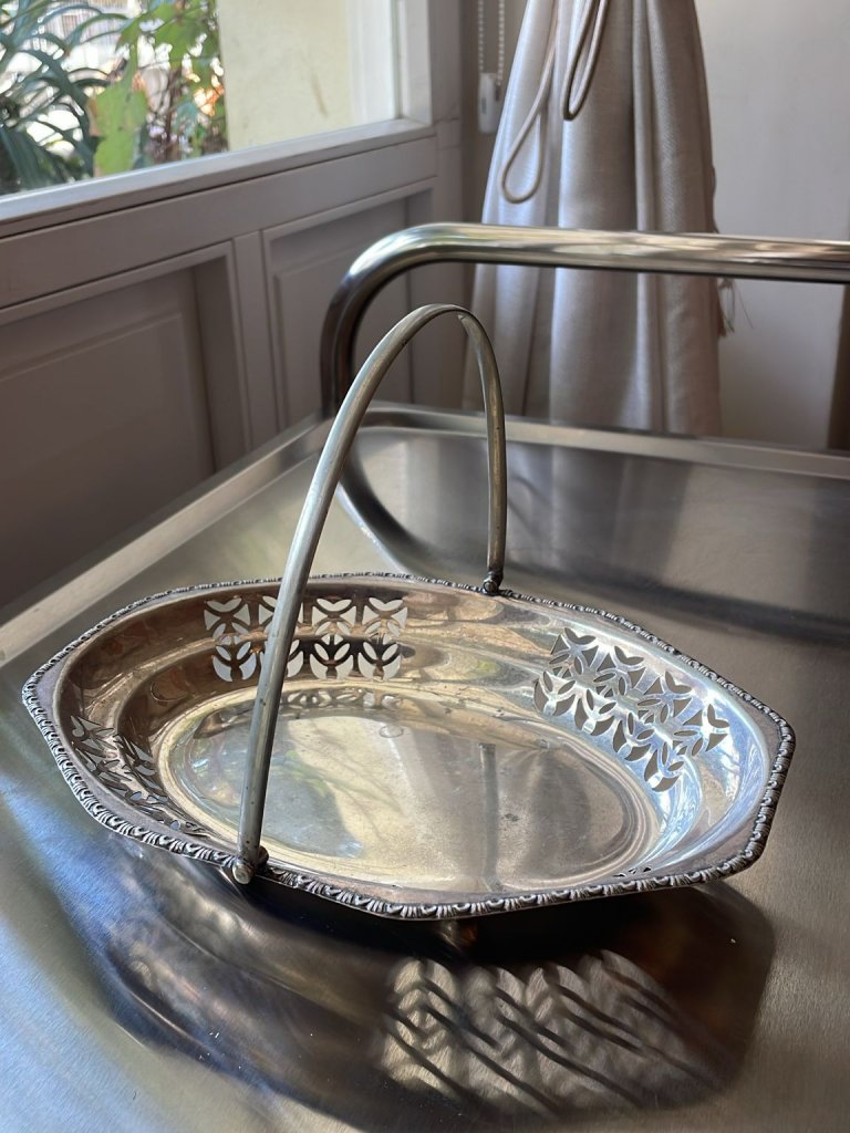 קערת מתכת מצופה כסף עם ידית נשיאה