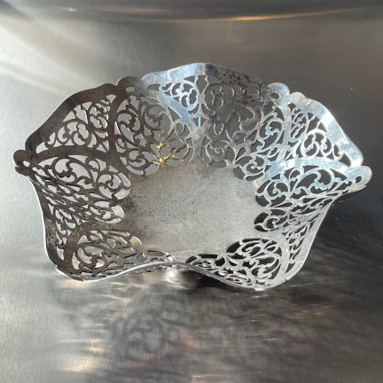 קערת מתכת מחוררת בעבודת יד