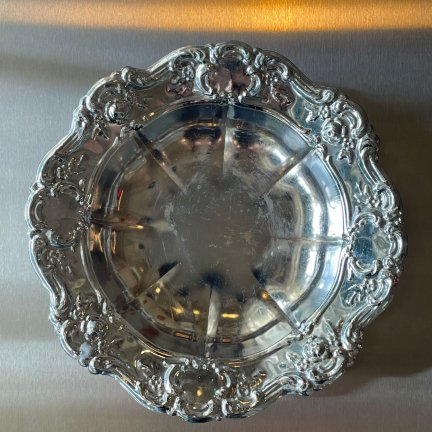 קערת מתכת מצופה כסף בעיטור רוקוקו