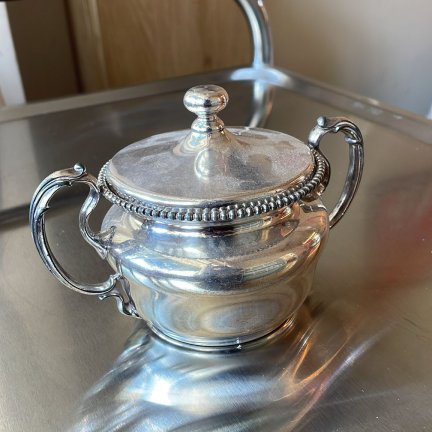 כלי מצופה כסף עם מכסה וידיות