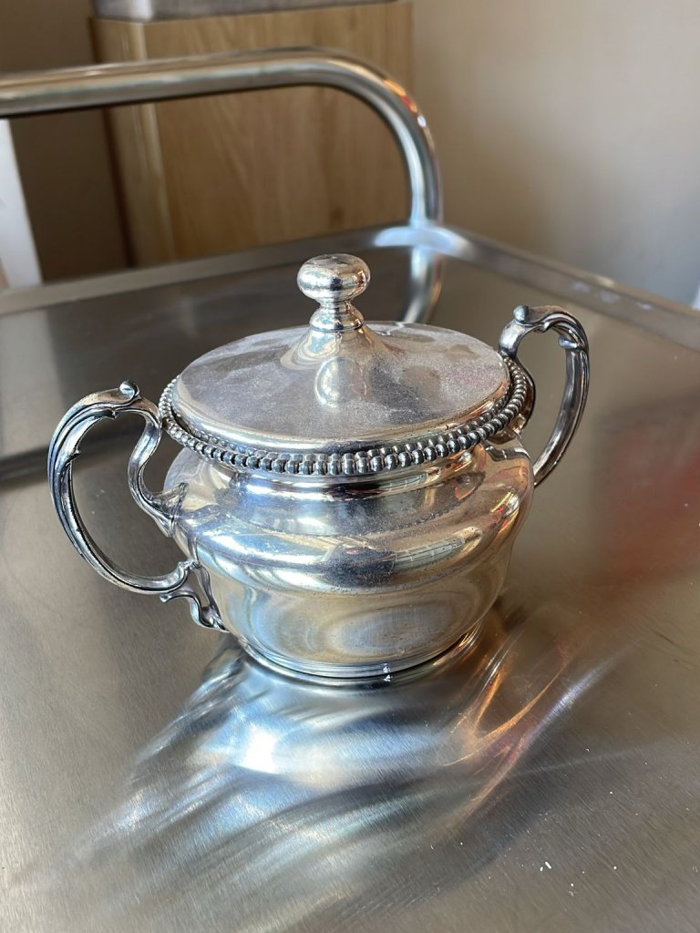 כלי מצופה כסף עם מכסה וידיות