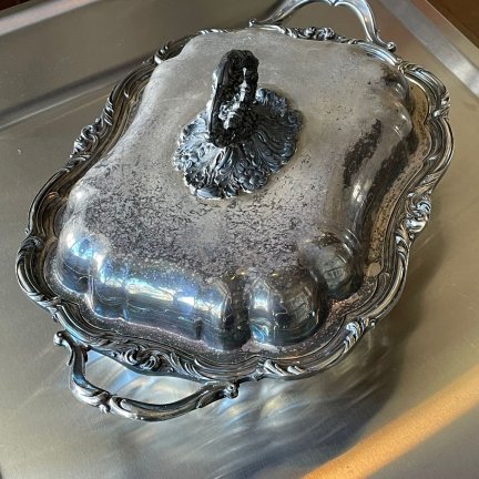 תבנית הגשה מצופה כסף עם מכסה בעבודת יד