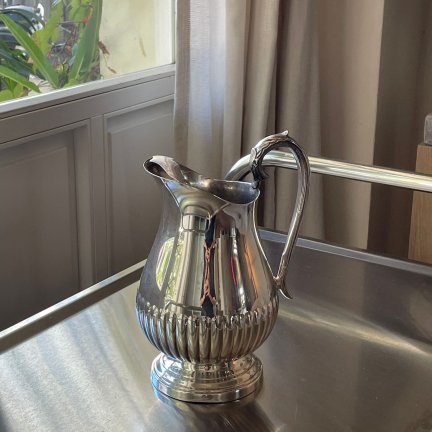 קנקן מצופה כסף עם ידית מעוטרת