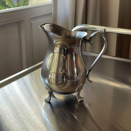 קנקן מצופה כסף על רגליים מעוטרות