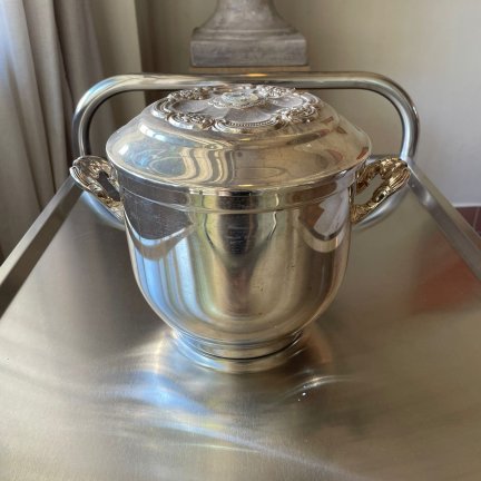 כלי הגשה מצופה כסף עם מכסה מעוטר