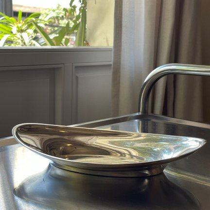 קערת מתכת מצופה כסף בעיצוב מודרני