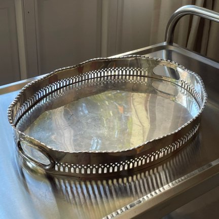 מגש מתכת מצופה כסף בעיטור מחורר