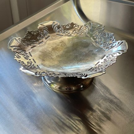 קערת מתכת על רגל בעיטור מחורר