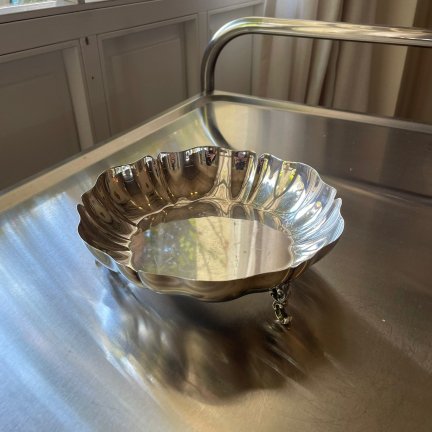 קערת מתכת מצופה כסף על רגליים מעוצבות