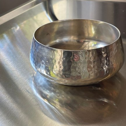 קערת מתכת רקועה בעבודת יד