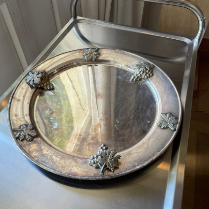 מגש עגול מצופה כסף עם עיטורי ענבים ועלים