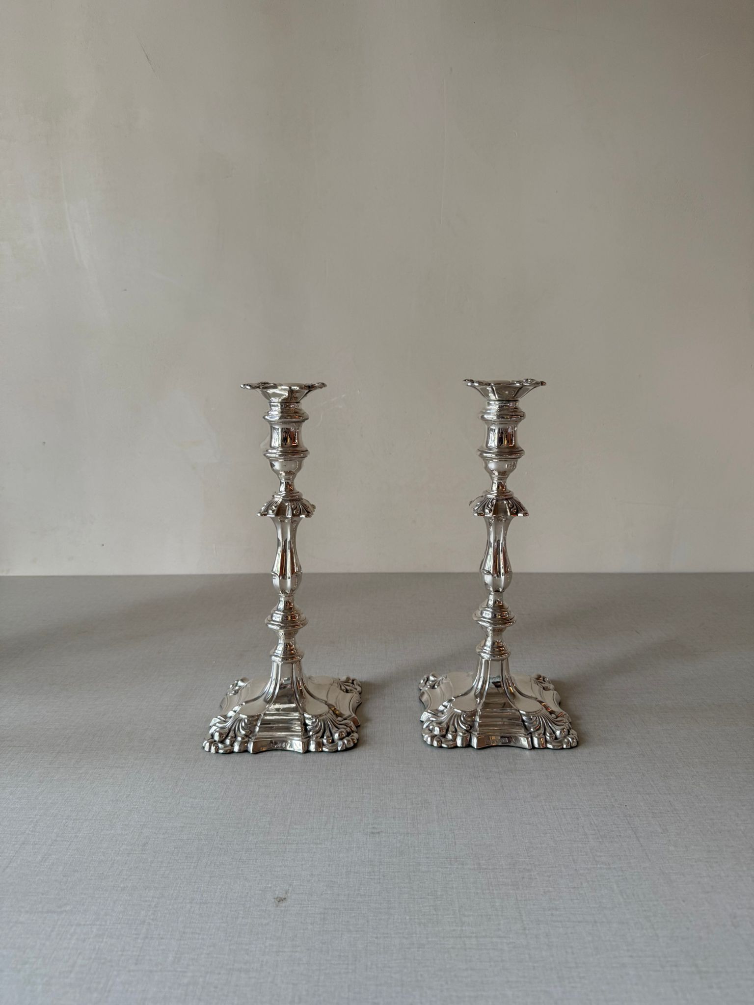 זוג פמוטים עתיקים בעיצוב אנגלי