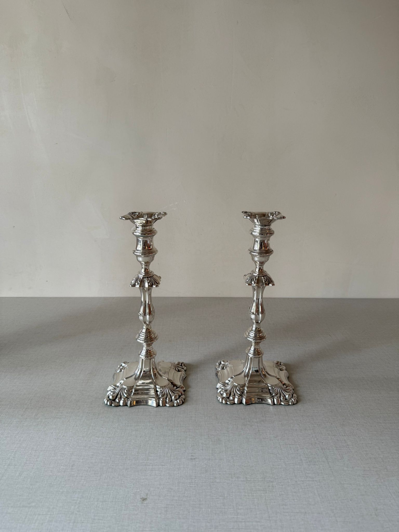 זוג פמוטים עתיקים בעיצוב אנגלי