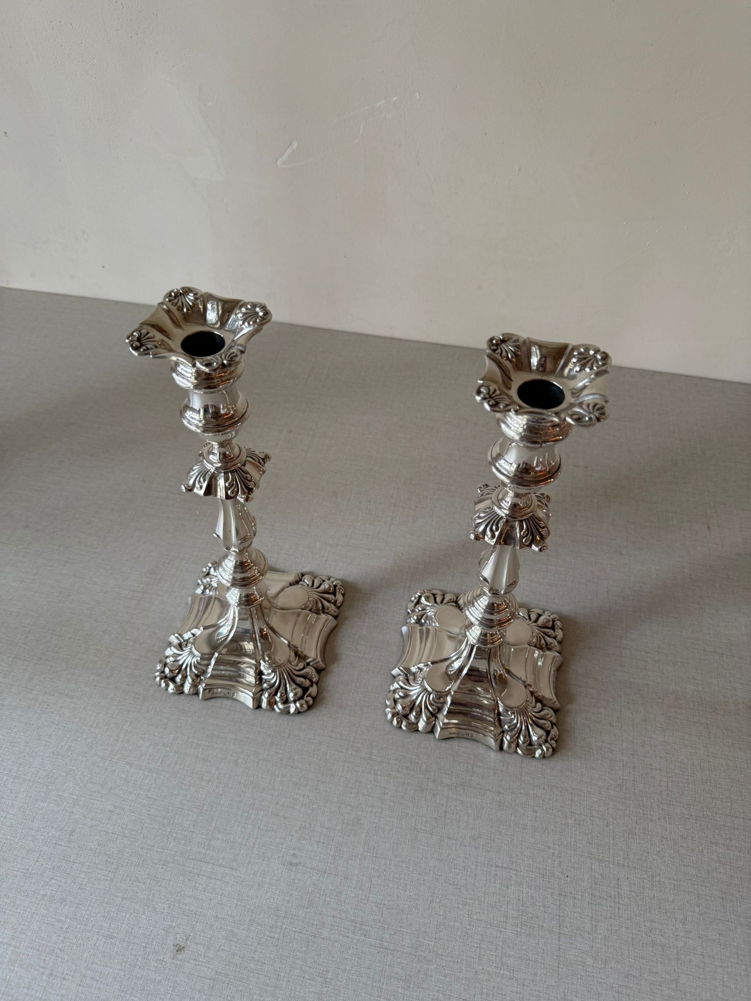 זוג פמוטים עתיקים בעיצוב אנגלי