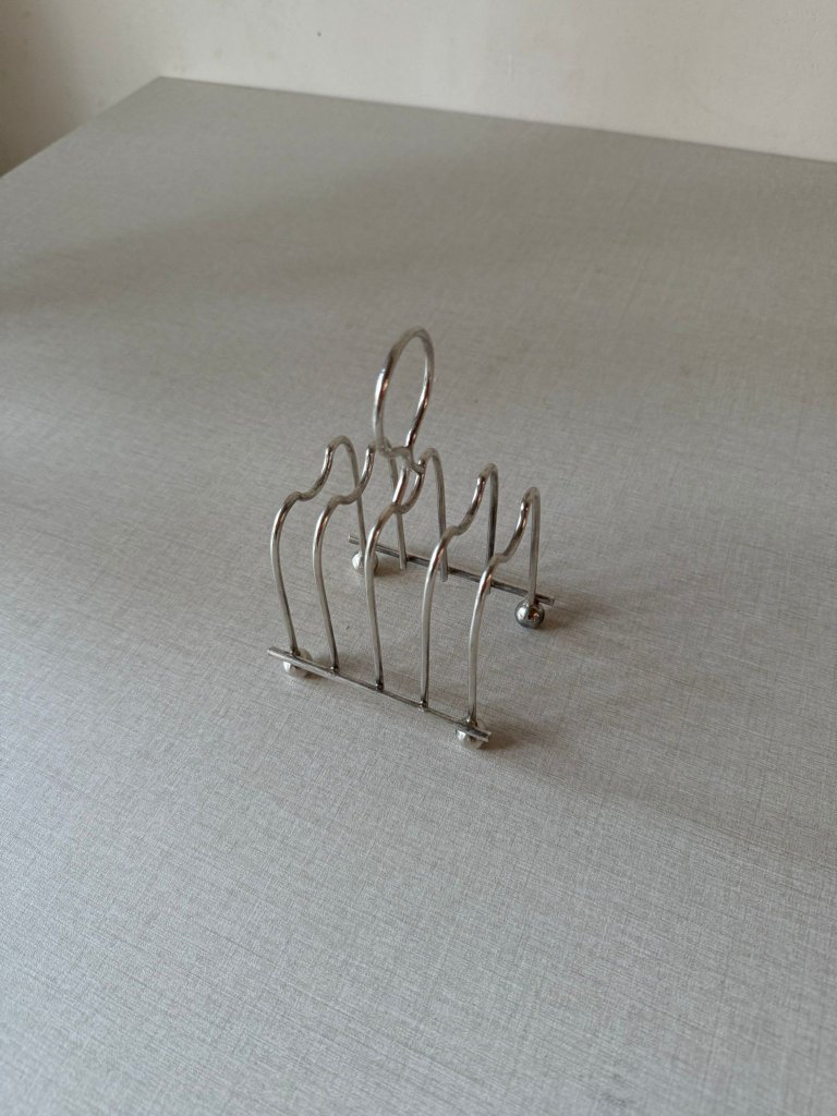 מחזיק טוסט (Toast Rack) בסגנון Sheffield Plate – אנגליה, 1860–1920