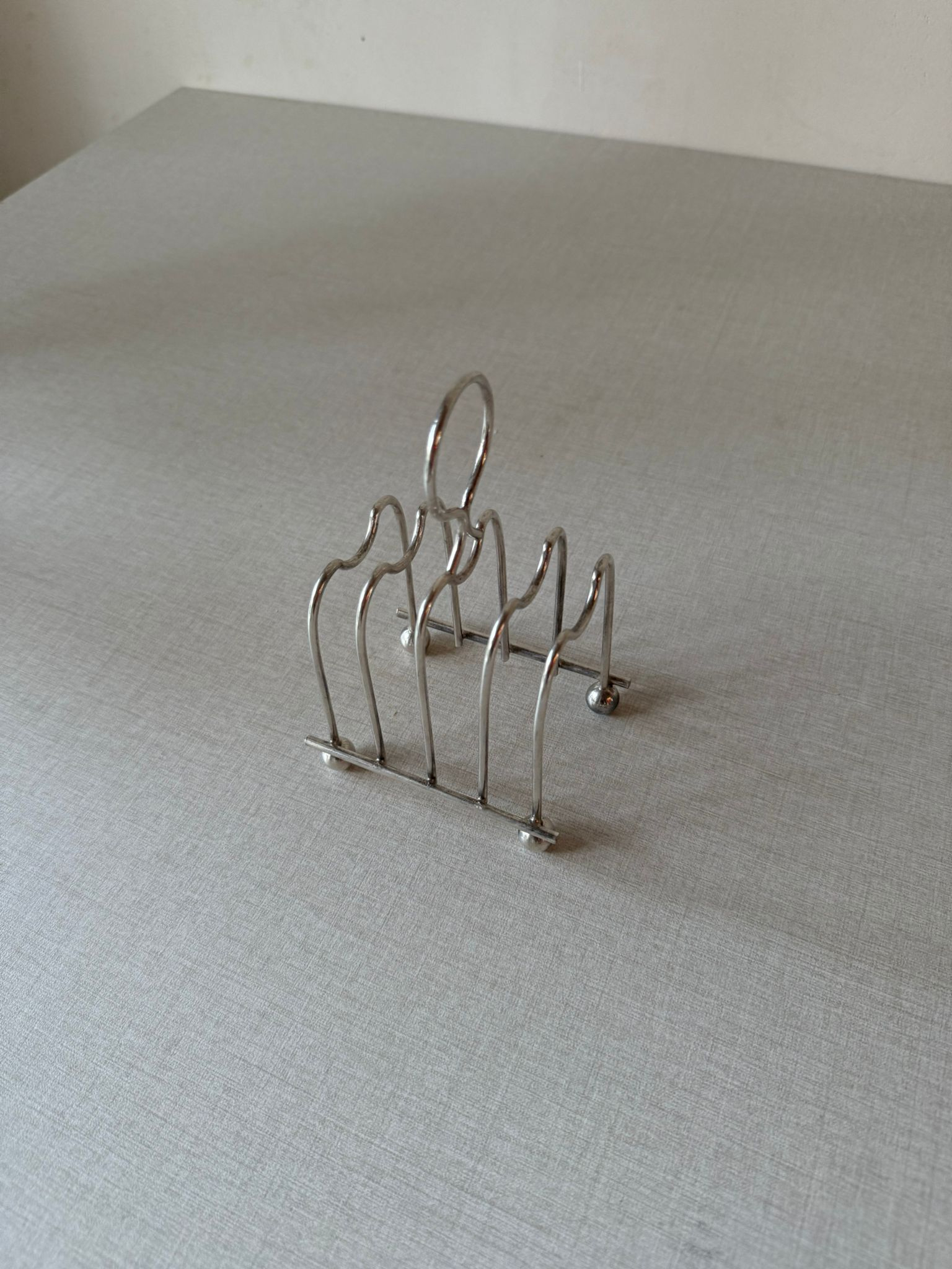 מחזיק טוסט (Toast Rack) בסגנון Sheffield Plate – אנגליה, 1860–1920