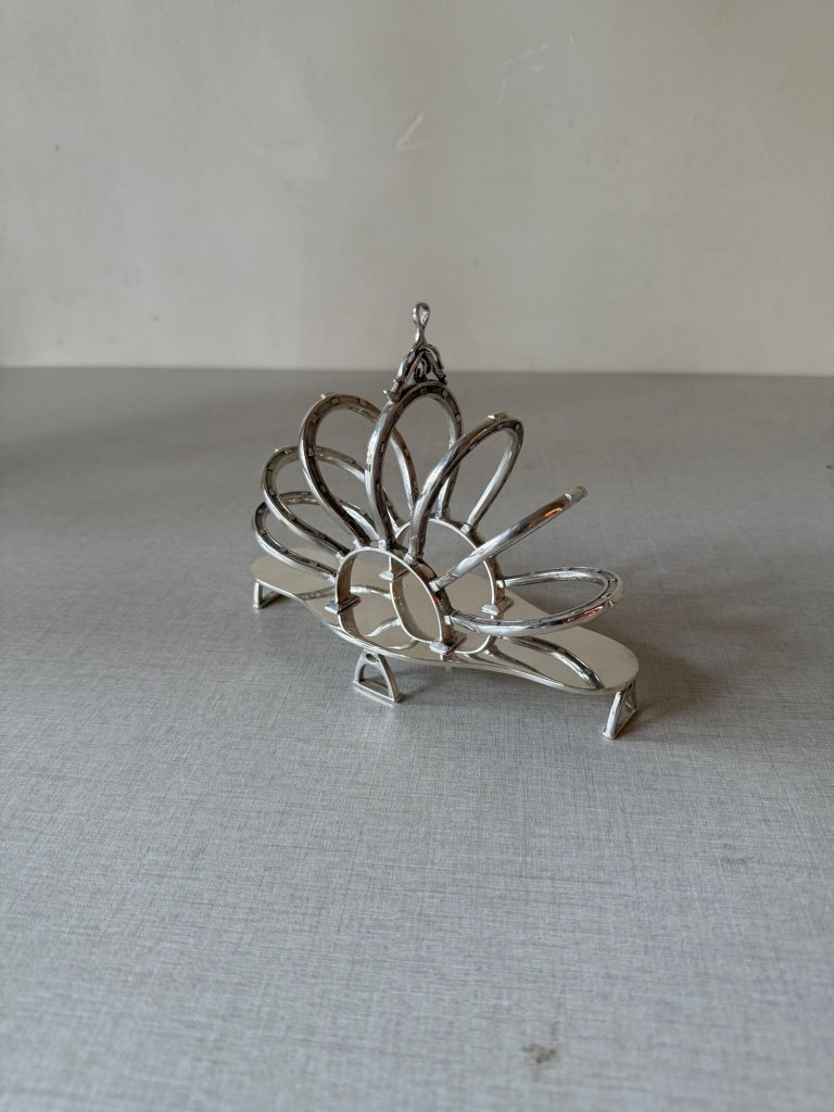 מחזיק טוסטר / Toast Rack בסגנון Sheffield Plate – אנגליה, 1890–1920