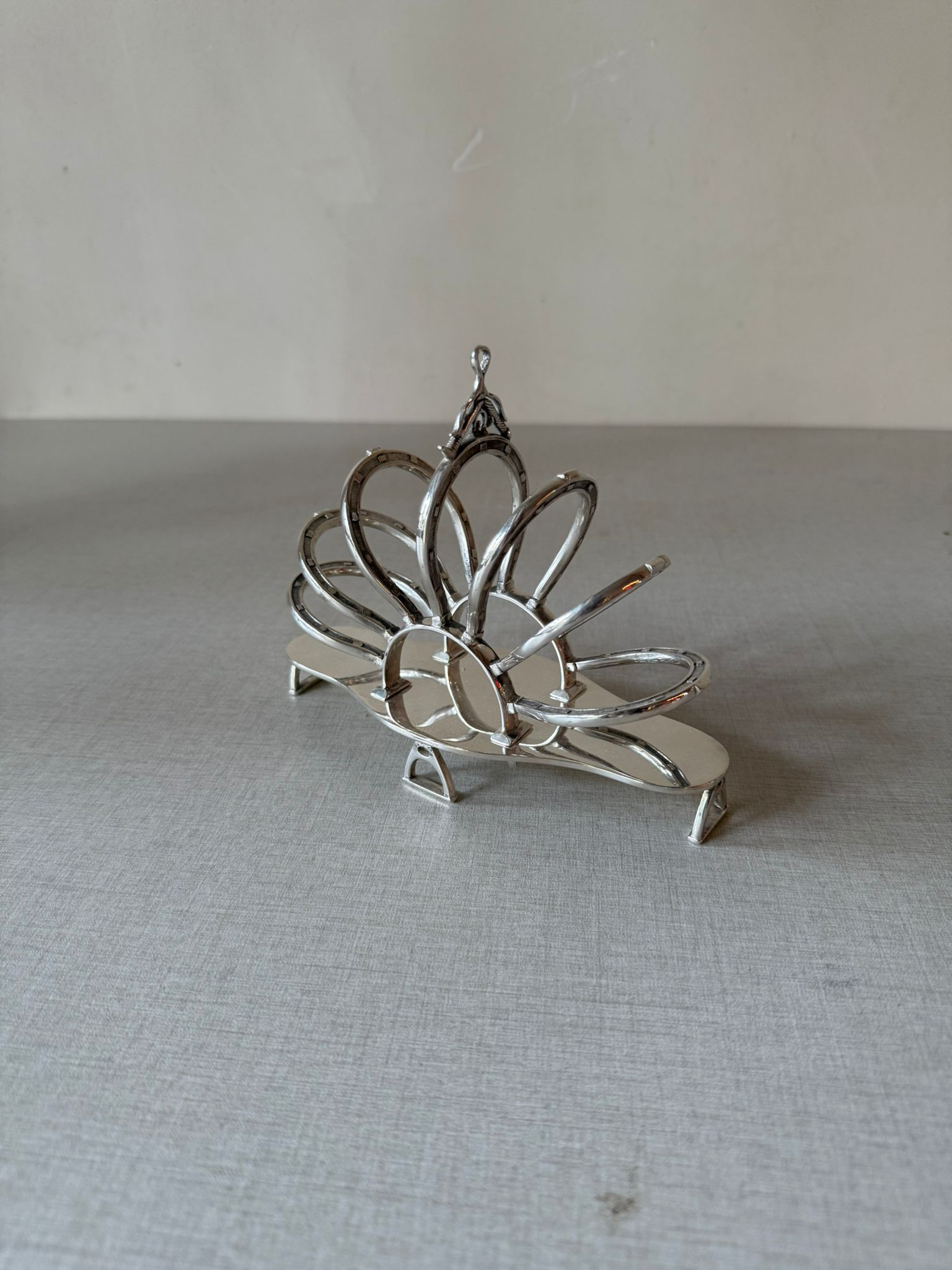 מחזיק טוסטר / Toast Rack בסגנון Sheffield Plate – אנגליה, 1890–1920