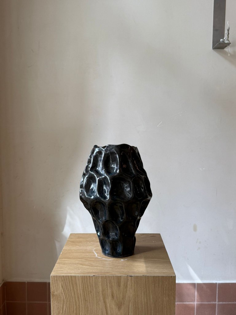 “Black Petals” – אגרטל קרמי פיסולי