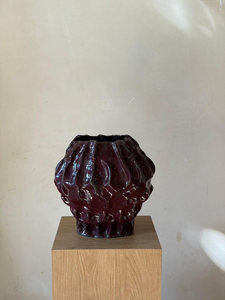 Dark Petal - אגרטל קרמיקה פיסולי