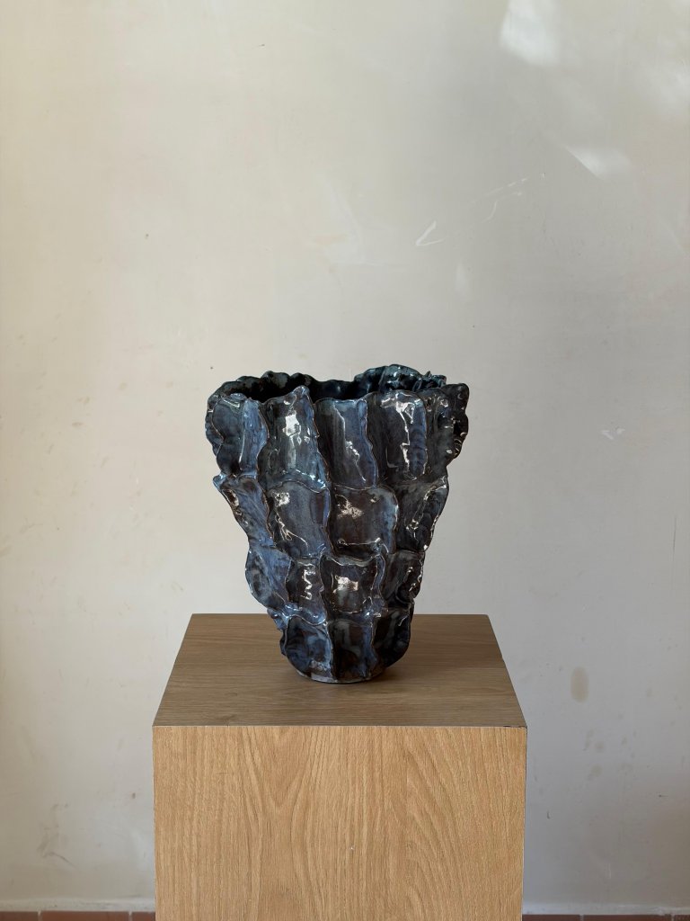 Tide Stone – אגרטל קרמיקה פיסולי