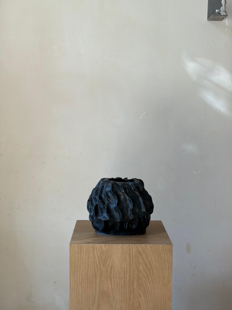 Basalt Wave – אגרטל קרמיקה פיסולי