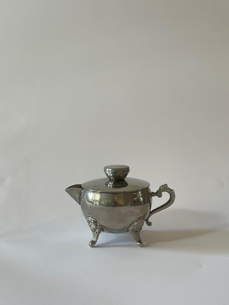 קערת סוכר מוכספת עם מכסה ורגליים מעוטרות