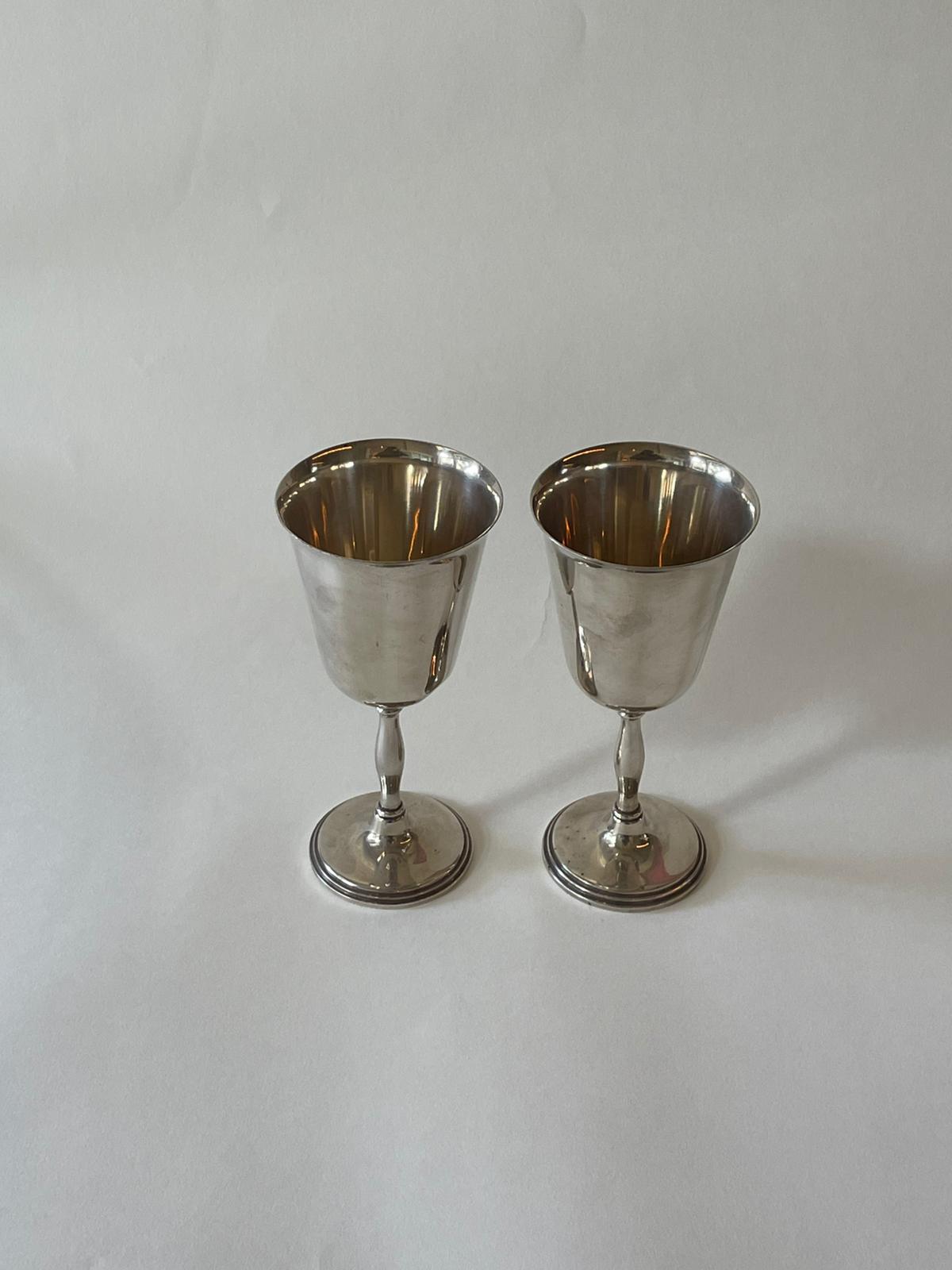 זוג גביעי כסף קלאסיים על רגל