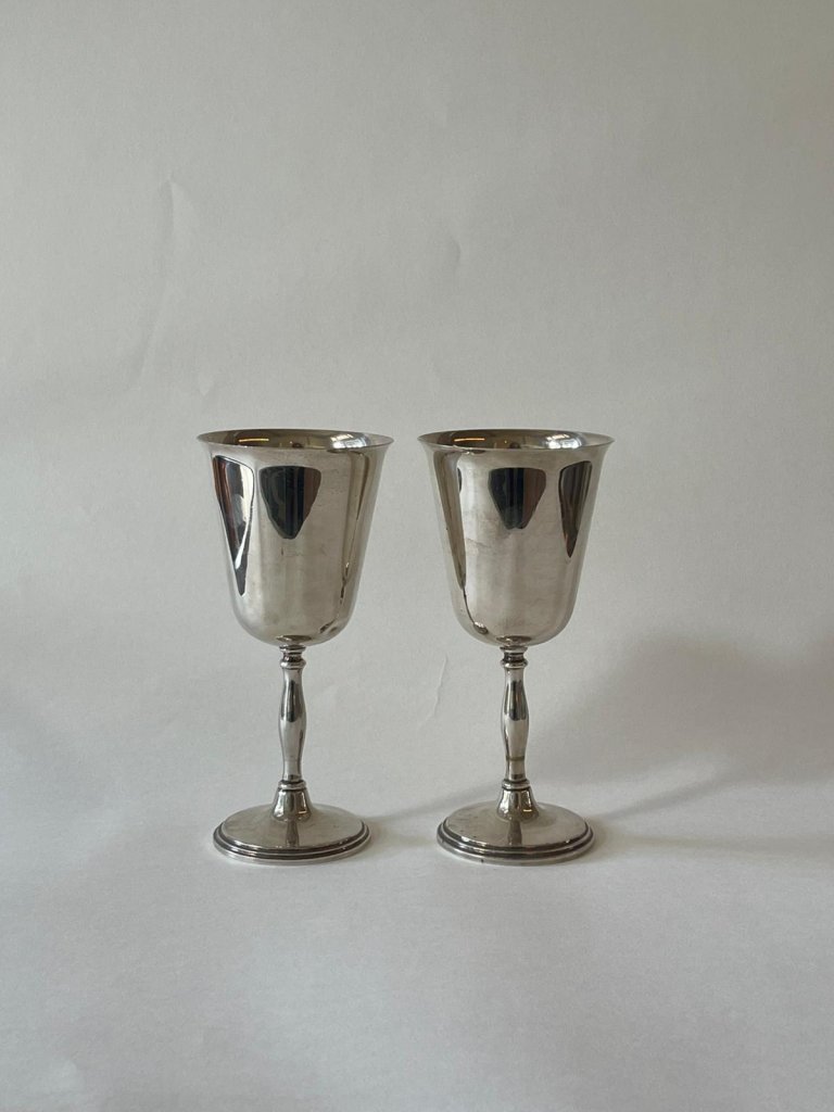 זוג גביעי כסף קלאסיים על רגל