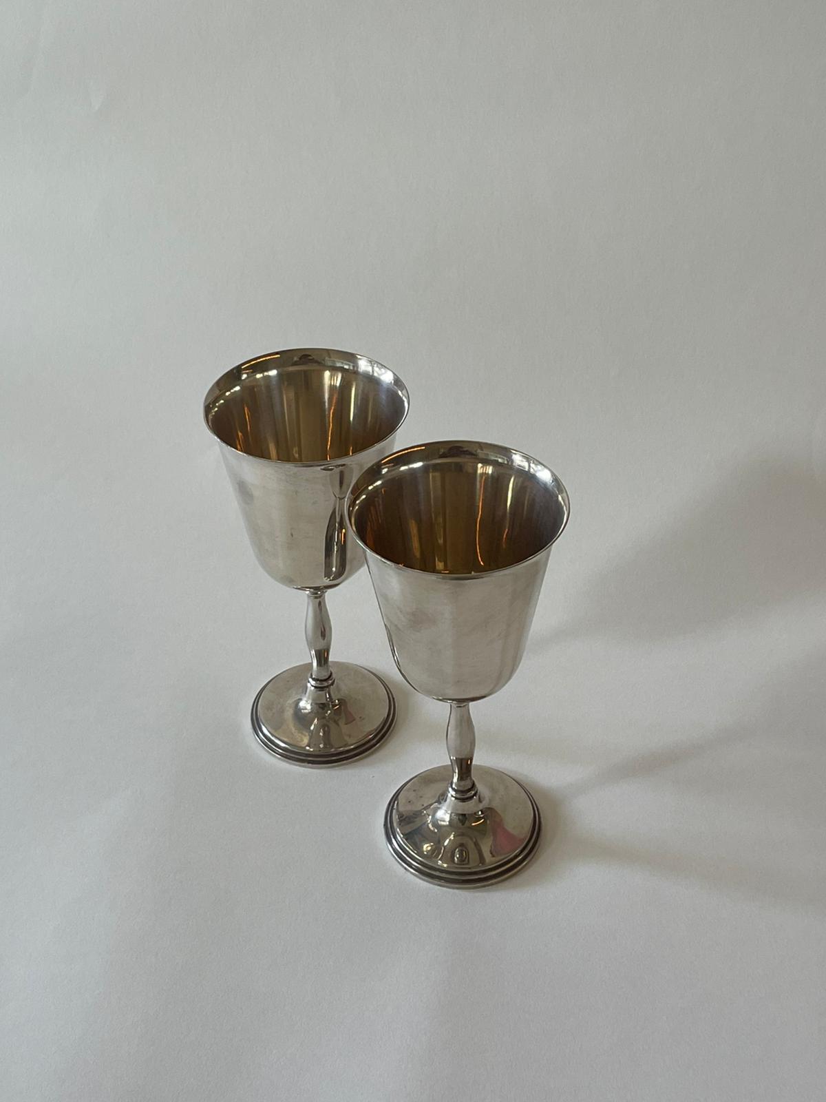 זוג גביעי כסף קלאסיים על רגל