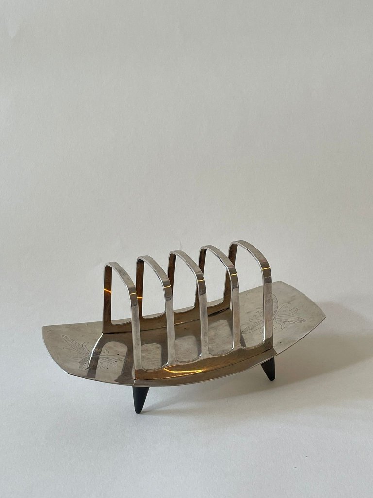 מתקן טוסטים מוכסף על רגליים — סגנון שפילד