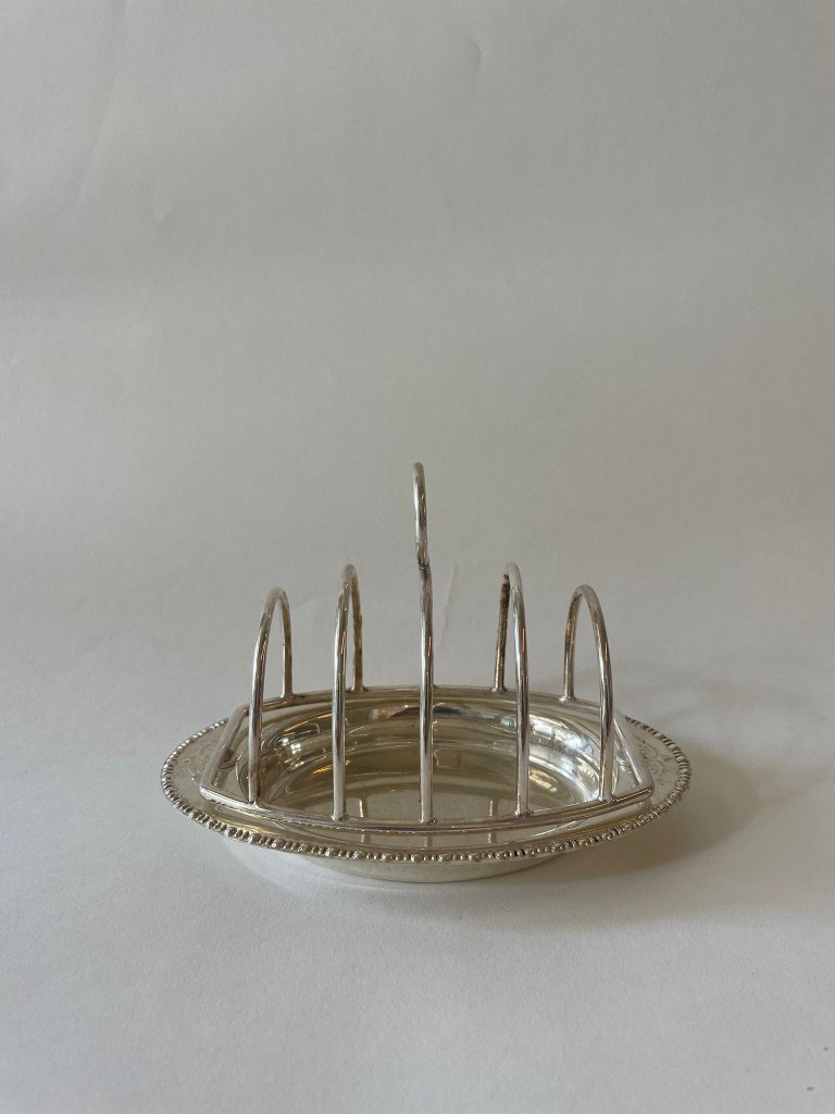 מתקן טוסטים מוכסף בסגנון שפילד עם צלוחית תחתונה