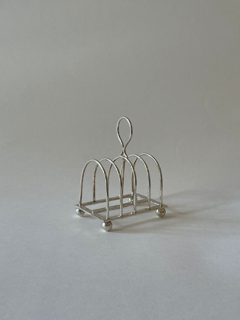 מתקן מפיות מוכסף עם ידית נשיאה בסגנון Sheffield Plate – אנגליה, 1860–1920