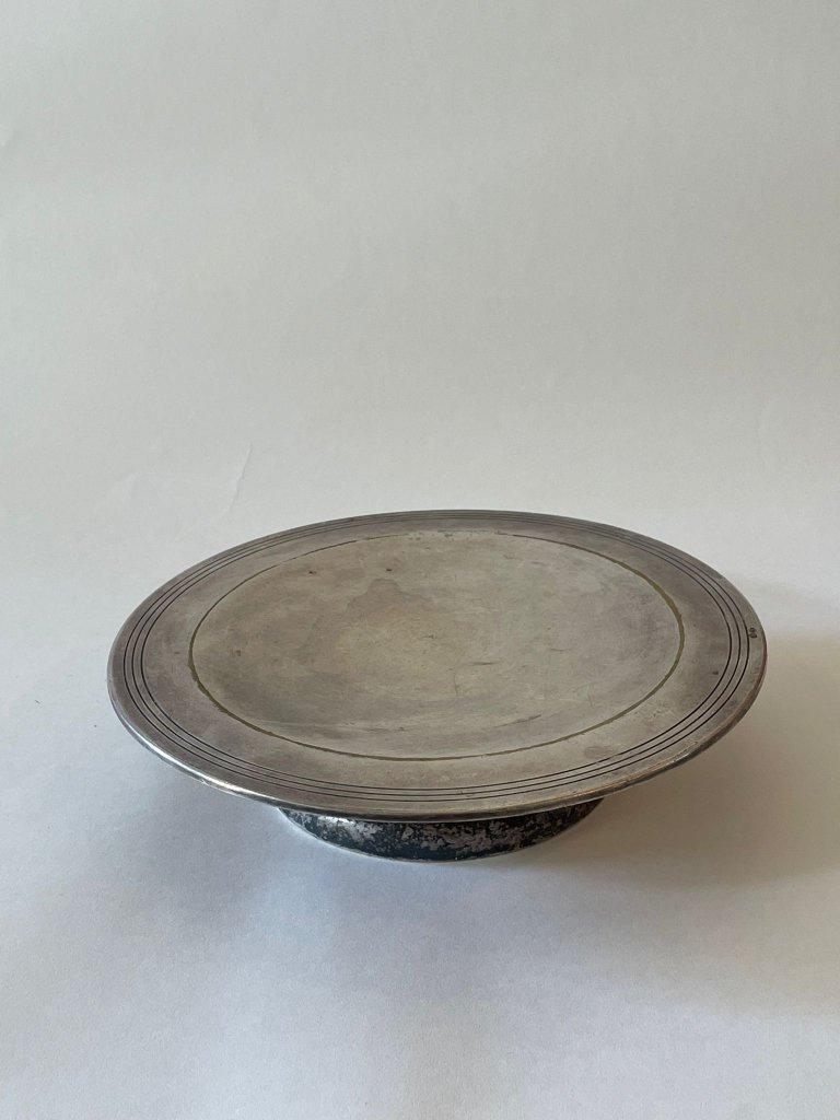 מגש כסף עגול על רגל נמוכה