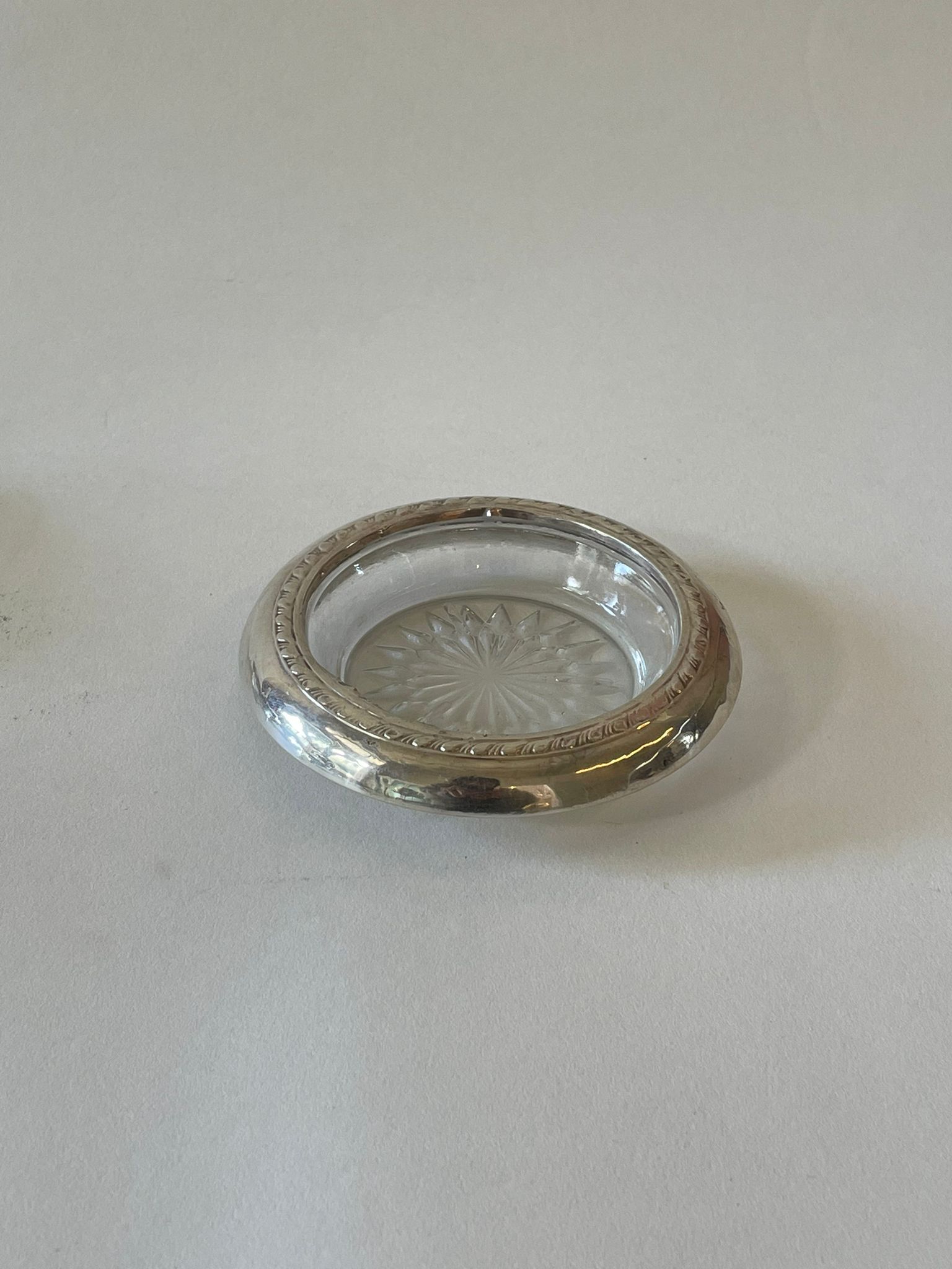 צלוחית זכוכית עם מסגרת כסף מעוטרת #2