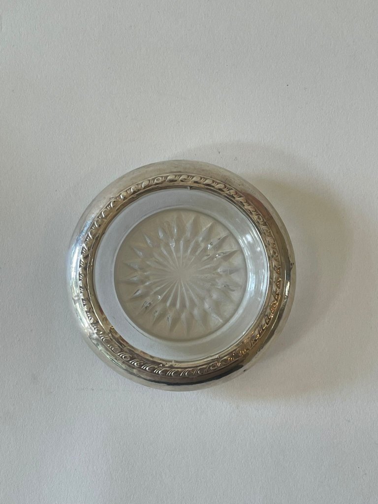 צלוחית זכוכית עם מסגרת כסף מעוטרת #1