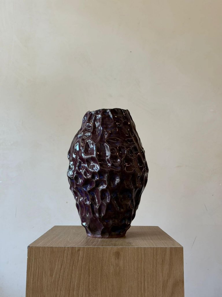 Dark Bloom – אגרטל פיסולי כהה