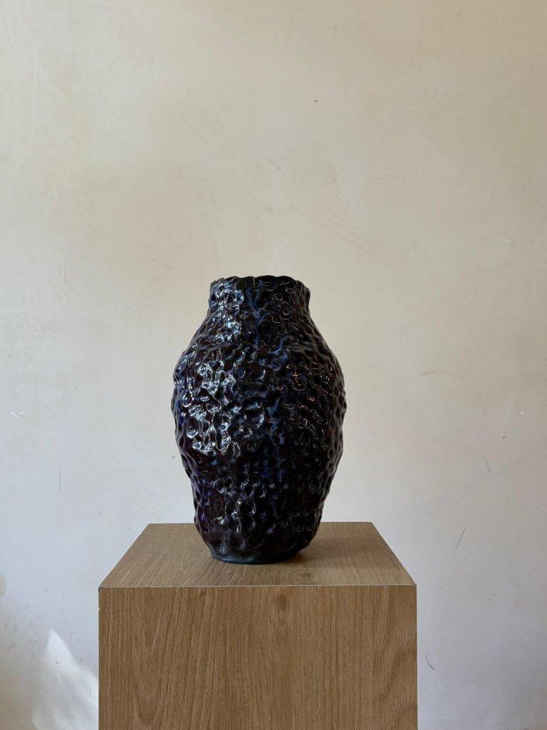 Midnight Stone – אגרטל פיסולי כהה