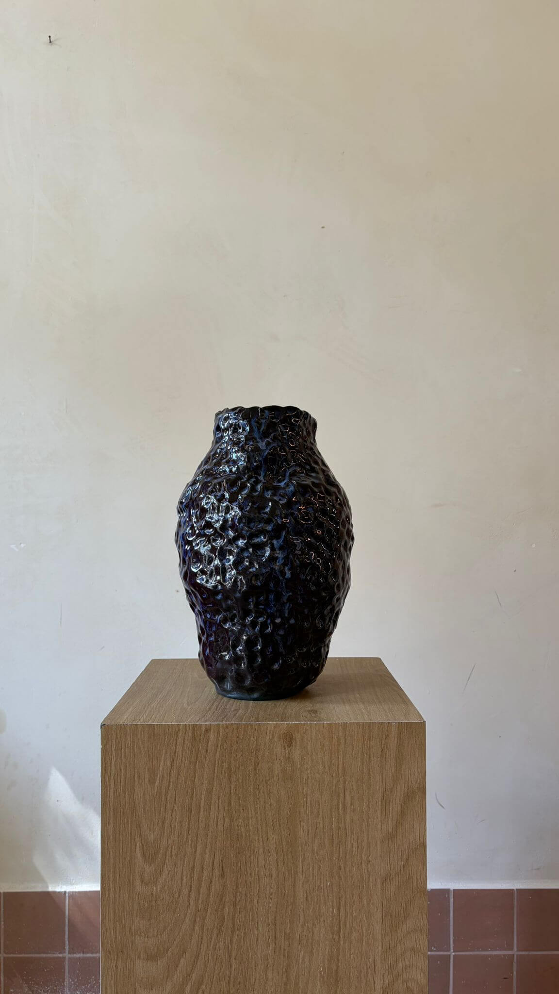 Midnight Stone – אגרטל פיסולי כהה